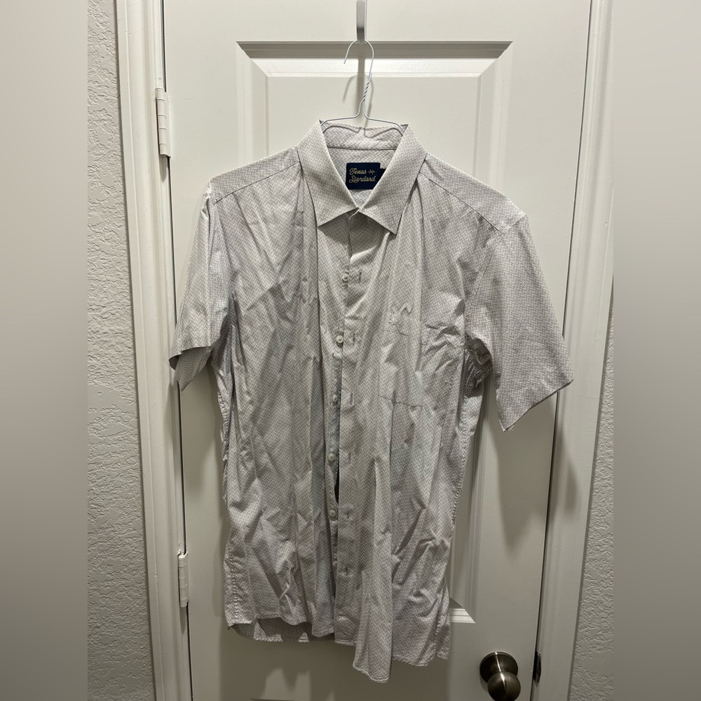 Men’s short sleeve button down. Brand: Texas Standard.